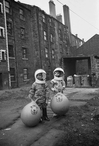 astronaut-kids-with-space-hoppers-in-glasgow-scotland-1970s-v0-s3hzxb1bgjh21